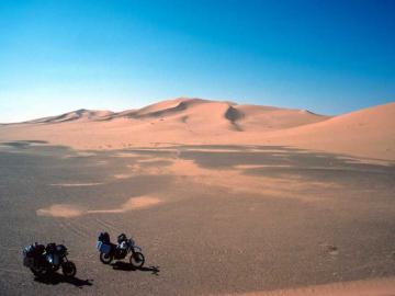 Motorräder vor dem Grand Erg Oriental