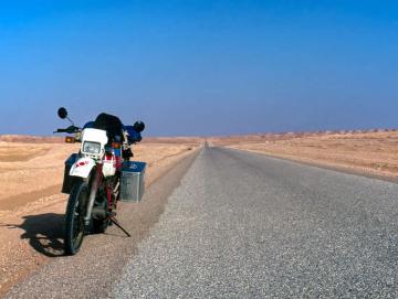 Einsame Strasse nach Ilizi in der Sahara